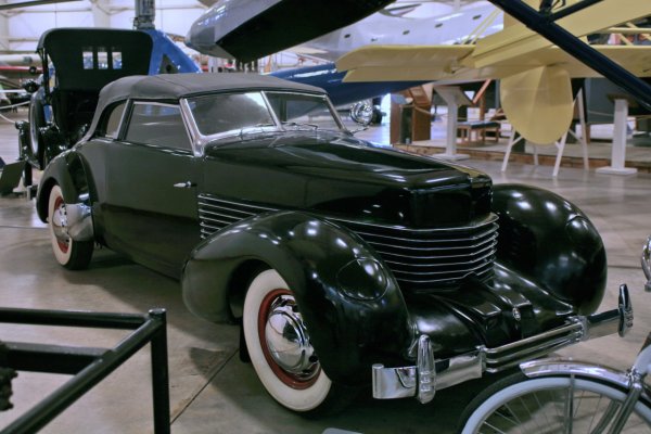 Необичаен, елегантен и технологично иновативен, този американски модел от 1936 завинаги записа създателя си Гордън Бюриг в златната книга на автомобилния дизайн. Произвеждан от компанията Auburn, Cord е първата американска кола с предно предаване (и втора в света след Citroen Traction Avant) и първата с независимо предно окачване. Трансмисията е пред двигателя, фаровете се прибират в купето... Въобще това е предпочитаната машина на холивудските звезди от онази епоха, което й гарантира място и в тази класация. 
