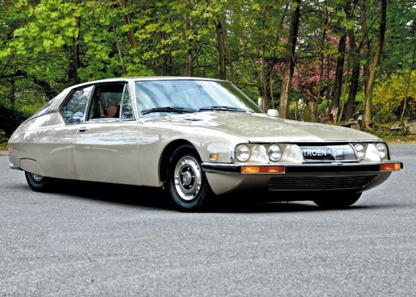 Най-прочутият продукт на французите си остава DS - уникална комбинация от скулптурния дизайн на Фламинио Бертони и невиждано иновативни технологии. Но наследникът му SM е дори по-интересен. Тук футуристичният външен вид е дело на Анри Лов, ученик на самия Харли Ърл, а алуминиевият V6 от Maserati добавя още повече сексапил. 
