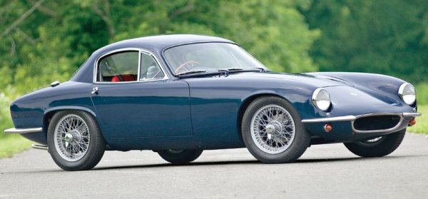 Две коли поставят началото на легендата Lotus през 1957. Едната е емблематичният, но максимално опростен Lotus 7 (който се прави и до днес под марката Caterham). Вторият е Elite - елегантно творение от фибростъкло, което шест пъти печели в своя клас Льо Ман и има удивителния коефициент на въздушно съпротивление от 0.29. Чак не е за вярване, че дизайнът е дело на... счетоводителя на Колин Чапман. 
