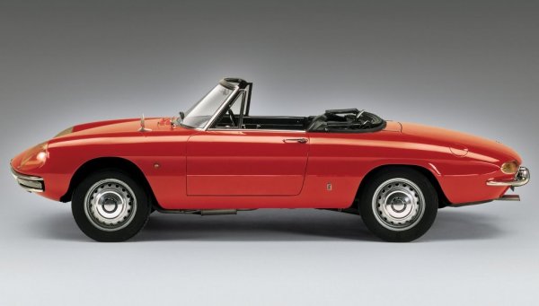 Този автомобил има особено място в историята на дизайна: той е последният проект, разработен лично от легендарния Батиста "Пинин" Фарина преди смъртта му. Навремето тези форми предизвикват много спорове. Днес обаянието им е несъмнено. 
