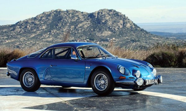 Eдна френска гаражна работилница взима пролетарското Renault R8 и на неговата основа построява истински суперавтомобил, спечелил първото издание на Световния рали шампионат през 1973. Дизайнът, дело на самия Джовани Микелоти, не е загубил очарованието си и днес. Версия на тази кола се прави и в България, и носи най-големите успехи на Илия Чубриков.
