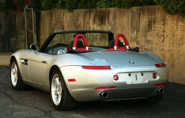 Човек трябва да види този автомобил на живо, за да оцени напълно атлетичното му присъствие. Нарисувано от самия Хенрик Фискер, Z8 съчетава ефектен вид (търсещ аналогии с историческото 507 от 50-те години) и сериозен двигател, взет от тогавашното BMW M5. 
