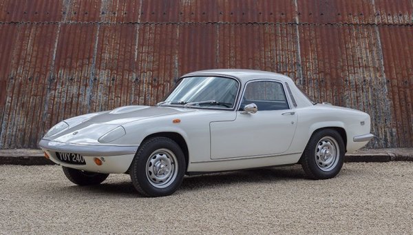 Изчистена, аеродинамична форма, съчетана с произведен от едно парче корпус, характерното за марката спортно окачване и немалко практичност (има даже използваем багажник) - не е чудно, че Elan има такъв успех през 60-те. Куриозното е само, че шасито първоначално дори не е предвидено от него да се произвежда сериен модел - Чампан го прави, за да тества върху него новите си идеи за окачването. 
