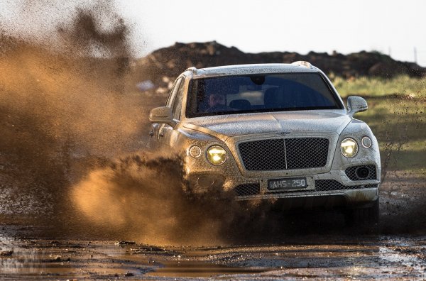 Кросоувърът на Bentley не се позиционира като страхотен оф-роуд модел, като той дори няма блокировка на оси, но пък разполага с пневматично окачване, благодарение на което може да преодолее брод с дълбочина до половин метър. Клирънсът на Bentayga варира от 145 до 245 мм. А цените на този модел стартират от 155 100 евро.
