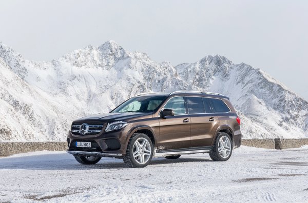 Всъдеходът Mercedes-Benz GLS от от предишното поколение на модела е рекордьор в това отношение, като версия с оф-роуд пакет предлага 306 мм. В нормално положение клирънсът е 216 мм, но за 60 секунди се увеличава с 90 мм. Новото поколение на GLS също предлага страхотни възможности извън пътя, като разполага с иновационното окачване  E-Active Body Control, при което клирънсът на всяко колела ще може да се регулира самостоятелно. При него максималния пътен просвет е 300 мм.
