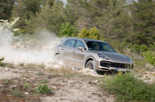 Третото поколение на всъдехода на Porsche разполага с трансмисия с понижаващи предавки, както и с огромен диапазон на регулиране на пътния просвет. В стандартното положение той е 215 мм, но при сериозно натоварване пада до 132 мм. За преодоляване на тежък терен клирънсът може да достигне 245 мм, като за това е нужен пакет off-road, който се предлага за модела. Стартовата цена на Cayenne е 57 930 евро.
