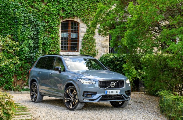 Пътният просвет на обновеното XC90 с пневматично окачване в нормални условия е 227 мм, но може да бъде увеличен допълнително с още 40 мм при движение по тежък терен. Съответно, при паркиране клирънсът може да бъде намален също с толкова. От компанията не препоръчват продължително движение с максимален просвет. Версиите на XC90 с пневматично окачване започват от 58 410 евро.
