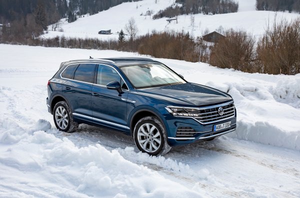 Третото поколение на Volkswagen Touareg се предлага с пакет оф-роуд, който управлява по електронен път трансмисията, а също така защитава долната част на всъдехода. В обичайни условия клирънсът е 200 мм, но версиите с пневматично окачване при активиране на режим Sport "клякат" със 15 мм и се вдигат със 70 мм в режим Off-road+. Tака Touareg спокойно преминава през брод с дълбочина до 60 см. Цените на модела започват от 60 100 евро.
