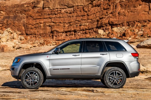Всъдеходната версия Trailhawk на культовия Grand Cherokee е с постоянно задвижване на четирите колела, демултипликатор и пневматично окачане, което дава възможност за увеличение на пътният просвет до 272 мм. Всъдеходът разполага и със защита на долната си част, както и с блокировка на задния диференциал. Цените на тази модификация стартират от 55 480 евро.
