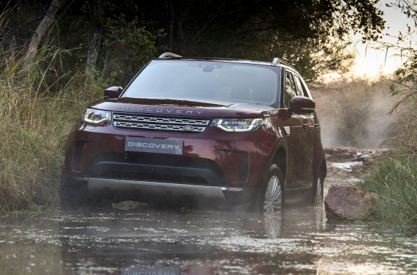 При смяната на поколенията Discovery получи нов външен вид, но прибави и проходимост, като благодарение на пневматичното окачване пътният просвет вече е 284 мм. Ъгълът на атака на препятствие е 34 градуса. Всъдеходните способности на модела се дължан на няколко спомагателни системи - активен заден диференциал и междуосева муфа, управлявана по електронен път. Цените на всъдехода стартират от 50 800 евро.
