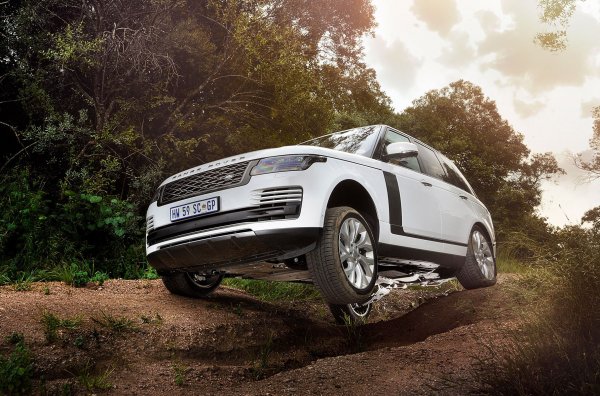 Един от най-сериозните всъдехода на пазара, който разполата с понижаващи предавки на трансмисията и блокировка на централния диференциал, а срещу доплащане получава блокиране и на задния. Пневматичното окачване има 5 нива, като пътният просвет варира от 220 до 295 мм. И това не е всичко - ако системата усети, че приближава повърхността, тя може да вдигне каросерията до 400 мм. Всичко това струва доста - над 101 000 евро за базовия вариант.
