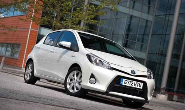 В продължение на повече от 25 години това беше суперминито, което обикновено се препоръчва на шофьорите, търсещи надежден малък автомобил. Неговата издръжливост е един от най-големите му предимства от появата през 1999 година. Този вариант от трето поколение, предлаган нов между 2011 и 2020, е запазил положителните качества.

Yaris винаги е бил практичен и просторен. С добавянето на хибридно задвижване, той е и един от най-икономичните. По-малко от един на всеки четирима собственици на Yaris от това поколение са заявили, че са имали проблеми, а едва 6% - сериозна повреда, налагаща посещение при майстора. Само 3,1 от 365-те дни в годината извън пътя не е чак толкова лошо за кола, която е на възраст до 14 години.

С цени, които сега са малко над 3600 евро, това е много добър вариант за покупка. 