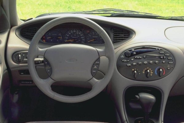 Интериорните дизайнери на Ford необяснимо смятат, че е добра идея да поставят повечето от контролите на овален панел в центъра.

Подобно решение е малко като онези стари телефони Nokia, които се бореха да изобретят иновативна клавиатурна подредба и се провалиха ужасно. 

Всичко от стерео уредбата до климатичния контрол е сглобено в един гигантски овал. Не изглежда добре. Освен това качеството на материалите не беше на ниво.
