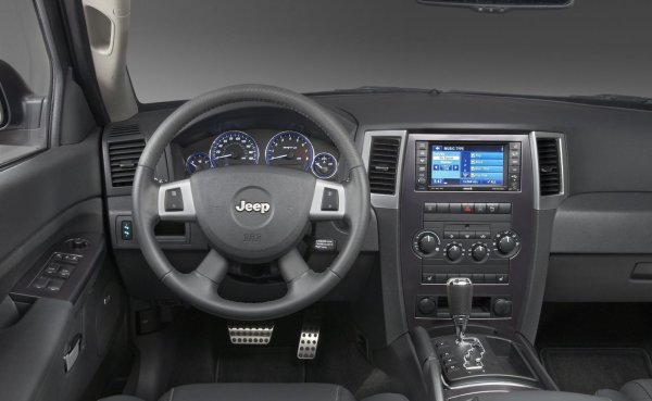 Някой каза на инженерите на Jeep, че навигационната система и електрическите педали са достатъчни, за да направят колата луксозна. Никой обаче не каза на интериорните дизайнери, че евтината пластмаса и отвратителното покритие от дърво няма да им помогнат да постигнат желания ефект.

На всичкото отгоре тук има много неизползвано пространство – имате чувството, че дизайнерите просто не са се постарали достатъчно да си свършат добре работата.
