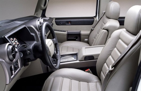 Интериорът на Hummer H2 е абсолютна смесица. Тук виждаме нерационалното използване на свободното пространство, ужасното довършване и некачествените материали. Вътрешните проблеми в H2 не свършват дотук, тъй като водачът също трябва да се бори с напълно безполезна видимост.