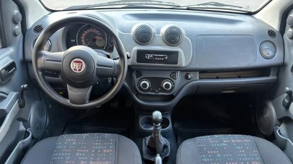 Вътре базовият Fiat Uno Vivace изглеждаше наистина депресиращо. Цялото табло беше изработено от черна твърда пластмаса, а дизайнът като цяло не предизвика най-добрите емоции. Искрено съжаляваме всеки жител на Латинска Америка, който трябваше да се примири с такъв интериор.