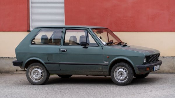 Невъзможно е да се говори за най-лошия интериор на автомобила, без да се спомене Yugo, който се смята от мнозина за един от най-лошите автомобили в историята. Yugo, произведен в бивша Югославия, е един от многото автомобили, които се превръщат в продукт на социализма. От самото начало той е замислен да бъде просто превозно средство, достъпно за повечето югославяни.