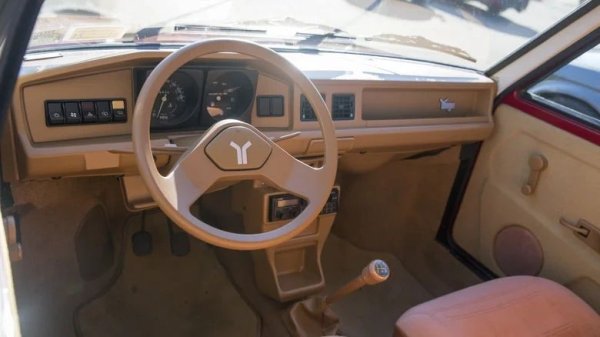 Yugo е подобен на автомобилите Fiat в много отношения, но югославският автомобилен производител Zastava го проектира с мисъл за вкусовете на местните жители. Поради не толкова идеалните стандарти на компанията и "евтината и весела" философия на Yugo, интериорът се оказа меко казано двусмислен.
Повечето автомобили Yugo са произведени от фабриката без тахометър, въпреки факта, че повечето от тях са оборудвани с ръчни скоростни кутии. Климатик? Забравете! Компанията използва и най-евтините материали.
