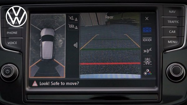 Камерата, снимаща зад автомобила, може да бъде адаптирана при теглене на ремарке. А при добавяне на системата Area View, шофьорът получава изглед на 180 градуса, който му дава още по-добър поглед върху случващото се около колата. При активиране на функцията "Sattelite view" няма да получите картина от спътник, но на практика ще наблюдавате автомобила от височината птичи полет.