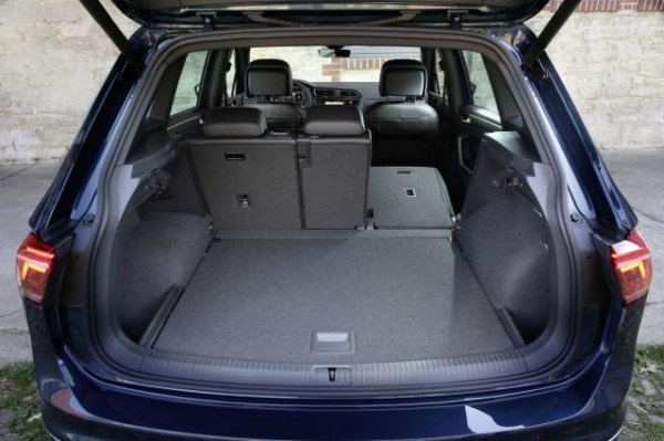 Десните предна и задна седалка се прибират, за да образуват напълно равен под, което прави автомобила още по-функционален, ако трябва да се превозва повече богата или товар с нестандартна форма. Оказва се също, че седалките могат да се местят в салона (като кубчетата на "Лего") и така се увеличава дължината на багажника. Външните задни кресла се местят напред и назад - заедно или поотделно, а средното се накланяна напред. И така в салона може да побере нещо по-обемно - като сноуборд, например.