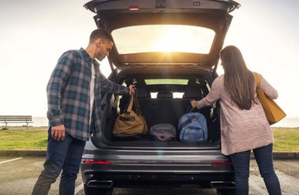 Кросоувърът може да остане известно време с отворен багажник, след което той да се затвори сам. Тази функция е много полезна при разтоварване. Просто натискате бутона, взимате каквото ви е нужно и си тръгвате. Системата сама ще затвори вратата на багажника и ще включи сигнализацията.
