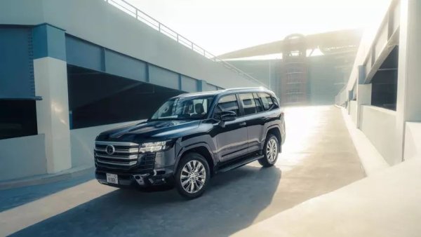 Нито един модел на Toyota не е бил толкова култов, колкото Land Cruiser. Всъдеходът се появи в началото на 50-те години. Оттогава придоби различни форми. Най-новото поколение е чудесен пример за това. Настоящият модел стана по-компактен и по-офроуд ориентиран. През годините на съществуване на модела Toyota е продала повече от него над 11 милиона.
