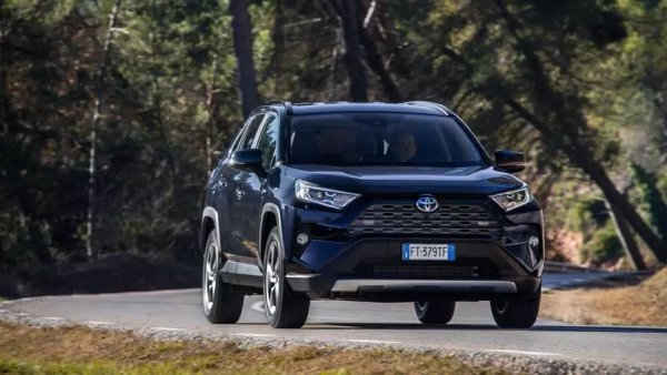 Когато става въпрос за най-продаваните модели, RAV4 заема лидерски места не само в гамата на Toyota, но и в цялата индустрия. Това е най-продаваният модел в света в продължение на много години, надминат от Tesla Model Y едва през 2023 г. 

Това е така, защото RAV4 предлага перфектната комбинация от комфорт и възможности, обвити в надежден пакет Toyota. Повечето хора, които купуват автомобили, търсят нещо сигурно, издръжливо и универсално за всичките им нужди. RAV4 е точно това, доказано от над 13 милиона продадени бройки.
