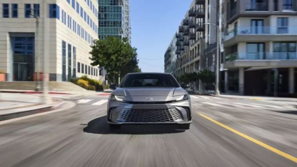 Легендарно обикновен автомобил. Има голям шанс да сте се возили в него много пъти. Най-вероятно някой ваш приятели, колега или роднина има Camry. Това е един от най-разпространените модели в света. И единственото нещо, което забавя темповете му на растеж, е появата на кросоувърите. Той е много популярен. 

Toyota е продала над 21 милиона. Не много марки могат да се похвалят с такива резултати за всички автомобили от моделната си гама през цялата им история. А Toyota направи това само с един модел.
