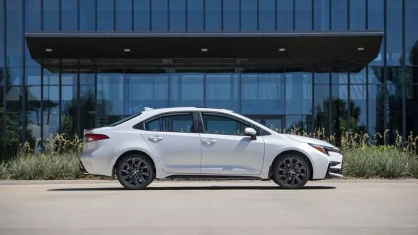 Най-успешният модел на Toyota за всички времена е Corolla. Той е икономичен, удобен, технологичен, надежден и, най-важното, сравнително евтин. Повече от 50 милиона продадени коли е почти непостижима цифра. Тя обаче ясно показва едно много важно нещо в автомобилната индустрия - ако дадете на потребителите това, което искат, те няма да спрат да го купуват.
