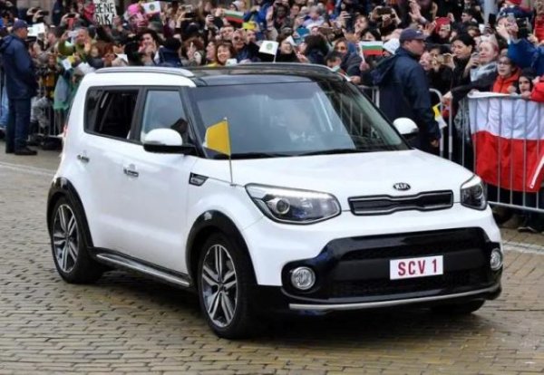Папа Франциск бе на официално посещение в България през 2019 година. Тогава той беше возен от бяла Kia Soul, която, поне на външен вид, не се отличаваше от стандартния модел. 
