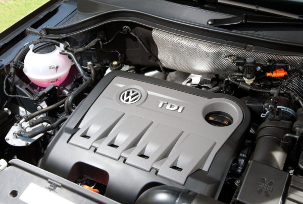 Вместо пиезо-инжектори се използват електромагнитни, няма вихрови амортисьори - няма какво да се задръсти. Ангренажният ремък може да изкара до 200 000 км, но пък ако се скъса, пораженията са огромни, така че трябва да бъде проверяван редовно. Моторът представлява отлична комбинация от производителност, надеждност и ресурс, който може да достигне 400 000 км. Заместникът му &ndash; EA288, също е много добър.