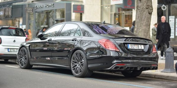 От Brabus не може да не видят V12 без да го настроят допълнително, разбира се. Така, двигателят на Maybach S650 е с увеличена до 630 конски сили мощност и въртящ момент от 1500 Нм. С него, красавицата спринтира до 100 км/ч за 3,7 секунди и постига максимална скорост от 354 км/ч.
