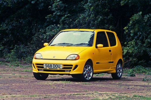 <p><strong>Топ 10 на най-компактните коли, според Forbes<br /><br />4. <a href="http://www.automedia.bg/search/?cx=002410455876641964495%3A9pjna_gcbea&amp;cof=FORID%3A10&amp;ie=UTF-8&amp;q=Fiat+Seicento&amp;sa=&amp;siteurl=www.automedia.bg%2Fsearch%2F%3Fcof%3DFORID%253A10%26ie%3Dutf-8%26q%3DSuzuki%2BTwin%26sa%3D%25D0%25A2%25D1%258A%25D1%2580%25D1%2581%25D0%25B5%25D0%25BD%25D0%25B5%26cx%3D002410455876641964495%253A9pjna_gcbea">Fiat Seicento</a></strong><br /><br />Дължина 3319 мм, широчина 1508 мм, височина 1440 мм<br />Тегло: 730 кг<br />Максимална скорост: 140 км/ч<br />Цена: $8000<br /><br />Този  автомобил се произвежда от 1998 г. и почти не се е изменил до наши дни.  Става дума за триврат хечбек с предно предаване, който е с малки  размери, но с голяма маневреност. По принцип се води с 5 места, но  реалността е друга - отпред свободно могат да се настанят двама души,  докато отзад - само едно дете, на което ще му бъде тясно. Дизайнът му  също е доста стар и напомня донякъде на автомобилите, произвеждани в  бившия социалистически лагер.<br /><br />Обемът на багажника е малък, но напълно  приемлив за машина с тези размери - 170 л, които при смъкнати задни  седалки стават 810. Затова пък товароподемността на този мъник е  впечатляваща - 500 кг. Двигателят с обем 1.3 л предлага 60 к.с, а  ускорението от 0 до 100 км/ч става за 18 сек. <a href="http://www.automedia.bg/search/?cx=002410455876641964495%3A9pjna_gcbea&amp;cof=FORID%3A10&amp;ie=UTF-8&amp;q=Fiat+Seicento&amp;sa=&amp;siteurl=www.automedia.bg%2Fsearch%2F%3Fcof%3DFORID%253A10%26ie%3Dutf-8%26q%3DSuzuki%2BTwin%26sa%3D%25D0%25A2%25D1%258A%25D1%2580%25D1%2581%25D0%25B5%25D0%25BD%25D0%25B5%26cx%3D002410455876641964495%253A9pjna_gcbea">Fiat Seicento </a>не разполага  с никакви електронни системи и затова цената му е доста ниска.</p>