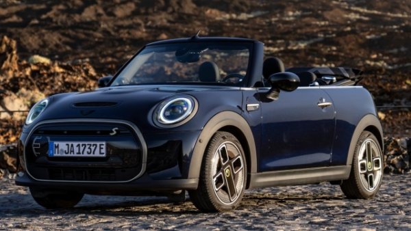 Наред с вариантите с три и пет врати, гамата Mini включва и кабриолет. Говорим за кола, която предлагав бензиновата серия (1.5 със 136 к.с. и 2.0 със 178 к.с., която скача до 131 коня във версията Jcw). Размерите са 386 см дължина, 173 ширина и 142 височина. Интериорът е идентичен с този на другите варианти, а цената започва от 33 250 евро. 

По-нов е Cabrio All Electric, който има същите размери, но се задвижва от електрически мотор с мощност 184 к.с. - с батерия от 32,6 kWh и е способен да ускорява от 0 до 100 км/ч за 7,7 секунди. Измина максимум 230 км -и струва 61 500 евро. 

За протокола, през 2023 г.одина също беше произведена серия Mini Cooper SE Cabrios в 99 бройки само за американския пазар. Това беше първата серийна кола, която монтира лети джанти, изработени от 100% рециклиран алуминий, което спестява до 75% CO2.

