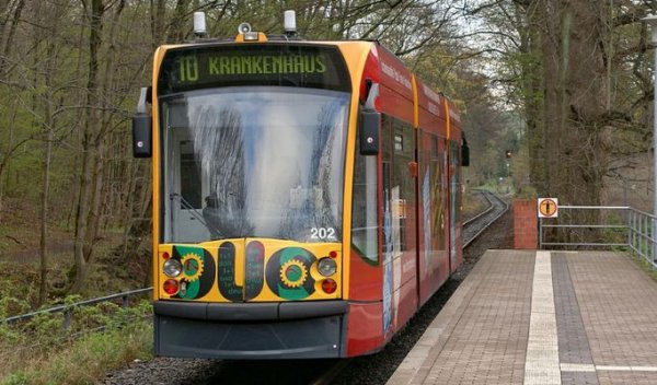 По принцип, трамваят се движи на ток. Понякога обаче, извън града той може да използва и ДВГ. Например, като 3,9-литровият туин-турбо дизелов V8 BMW M67, монтиран в трамвая DuoCombino.