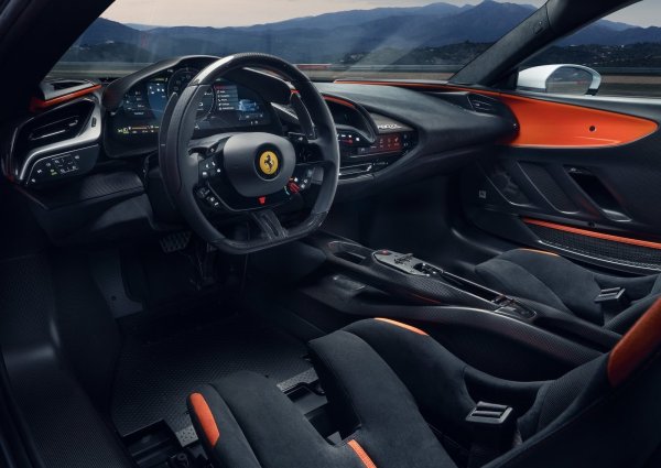 Автомобилът може да достигне 320 км/ча в час, въпреки че максималната скорост на оригиналната версия достига 340 км/ч. Тираж на този модел е 799 купета и 599 &bdquo;спайдъра".
