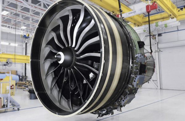 Преминавайки към самолетите, следващият запис в списъка с огромни ДВГ е General Electric GE9X. Разработен от GE Aerospace ексклузивно за серията самолети Boeing 777X, този двигател двигател е готов през 2016 г. и направи първия си полет две години по-късно.
