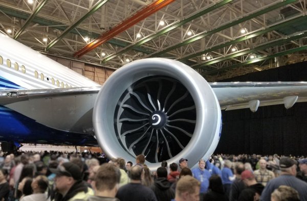 GE9X е с размери 5690 мм дължина, 4097 мм широчина и 4158 мм на височина, като може да достави тяга от 597 килонютона. За сравнение, при максимална тяга този двигател е по-мощен от ракетата Mercury-Redstone, използвана от НАСА по време на първия й космически полет с екипаж. Серията Boeing 777X е оборудвана с по един от тези двигатели на всяко крило.
