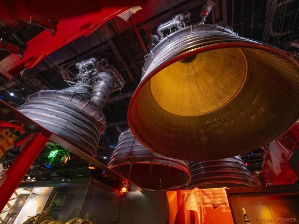 Способен да доставя до 6,9 меганютона, F1 все още се счита за най-мощния еднокамерен ракетен двигател, създаван някога. С размери 5,6 мej,d дължина и 3,7 мeтра в диаметър, той също е един от най-големите ДВГ от този вид.
