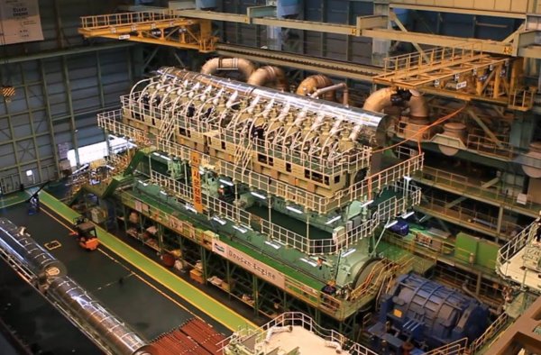 Това е най-големият двигател с вътрешно горене, създаван някога. Произвеждан от финландската компания W&auml;rtsil&auml; от 2006 г., RT-flex96C е двутактов нискоскоростен 14-цилиндров дизелов двигател с турбокомпресор, предназначен да задвижва най-големите контейнеровози в света.
