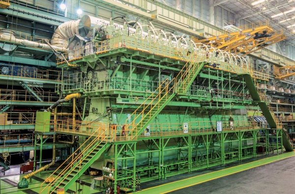 По отношение на размерите гигантът е дълъг 26,59 метра, висок е 13,5 метра и тежи над 2300 тона без течности. Когато неговите 6-метра високи бутала се задействат, RT-flex96C може да развие до 107 390 к.с. и 7 603 850 Нм въртящ момент &ndash; най-много от всеки дизелов двигател, създаван някога. По време на нормална работа, задвижващият агрегат поглъща до 250 тона гориво на ден.