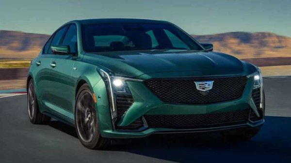 V8 двигателят с 668 к.с. и 895 Нм е изключителен, ръчната скоростна кутия страхотна, а Blackwing запазва целия лукс, който очаквате от модел на Cadillac. Не е толкова изискан, колкото европейските си конкуренти, но е силен там, където трябва. GM представи нов пакет Precision за 2025 г., който прави радикални промени в окачването, задвижването и спирачките, като всички те се комбинират, за да подобрят значително управлението, особено на пистата.
