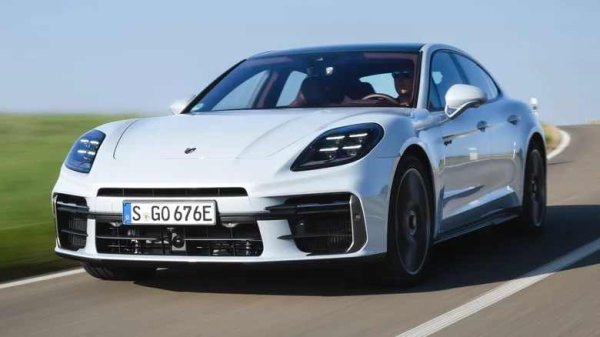 Panamera S Turbo E-Hybrid е настоящият зенит на усилията на Porsche за Panamera, с обща мощност от 771 к.с. и 1000 Нм в комбинацията от 4-литров V8 двигател с два турбокомпресора, способен самостоятелно да генерира 591 к.с., и електромотор. Резултатът? Ускорение от 0 до 100 км/ч за 2.8 сек. (с пакета Sport Chrono) и максимална скорост от 320 км/ч за автомобил, който тежи 2311 кг. 
