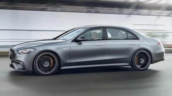 Короната на хибридните суперседани на Mercedes е Mercedes-AMG S 63 E Performance, който Mercedes-AMG отново представи в гамата си като спортен PHEV през 2023 г. S 63 E продължава наследството на Mercedes-AMG с мощен V8 двигател в четириврата каросерия с малко електрическа помощ, която прави S 63 E Performance най-мощната S-класа досега, според Mercedes, със 791 к.с. и 1430 Нм. Тази мощност идва от 4-литров V8 двигател с два турбокомпресора и мощност 603 к.с., комбиниран с един електромотор към задния мост. Ускорението до 100 км/ч отнема 3,3 сек.
