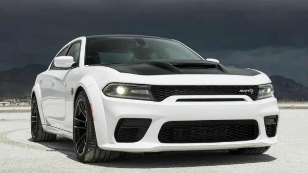 Съвременните двигатели Hellcat HEMI на Dodge би трябвало да са познати на всеки фен на мощните мотори. И както подсказва името, това е 6,2-литров двигател Hellcat, който осигурява на Dodge Charger SRT Hellcat Redeye Jailbreak, който дебютира през 2023 година, мощност от 807 к.с. Dodge подготвя нов Charger с HEMI двигател и сме развълнувани да видим колко мощност ще има.
