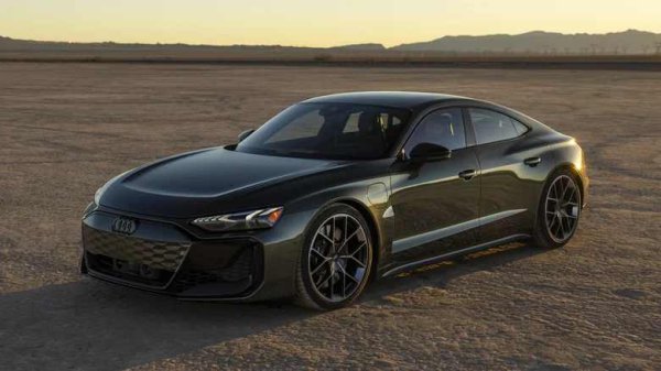 Най-мощният и най-бърз модел на Audi досега, изненада, изненада, е електромобил - 912 к.с. и е ускорение  до 100 км/ч за 2,4 сек. Разбира се, Audi още през 2015 г. представи e-tron версия на R8 и пусна на пазара първия си изцяло електрически SUV, e-tron 55 Quattro, четири години по-късно. RS e-tron GT performance обаче е първият път, когато компанията комбинира своята e-tron EV технология с прехвалената RS емблема. Резултатите са доста впечатляващи.
