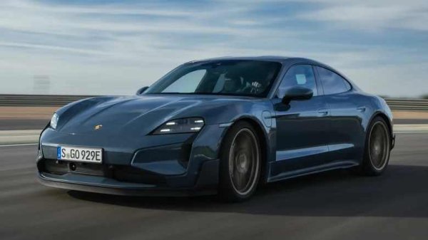 Дизайнерите и инженерите на Porsche вероятно са вложили всичко, което са научили за електромобилите, в Turbo GT (и всъщност в Taycan) и това си личи. Моделът не само има зашеметяващите 1019 к.с. и 1240 Нм с активиран Launch Control, но разполага и с функции като адаптивно въздушно окачване, система за векторизиране на въртящия момент и Active Ride на Porsche. Ускорението до 100 км/ч отнема 2,2 сек, а максималната скорост е 290 км/ч. Ако това не е достатъчно, Taycan Turbo GT Weissach намалява времето от 0 до 100 км/ч до 1,89 сек, въпреки че жертва задните седалки, за да постигне това.
