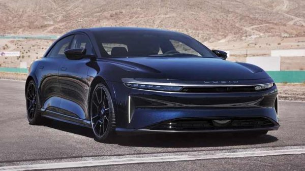 Sapphire, както може би очаквате от мощността му от 1234 к.с., е царят на Lucid Air, като превъзхожда другите модели Pure, Touring и Grand Touring по всичко, включително цена. При пълна мощност трите двигателя на Lucid Air Sapphire позволяват на седана с тегло от 2320 кг да развие 100 км/ч за невероятните 1,89 сек. Флагманът на Lucid е оборудван с карбоново-керамични спирачки, векторно разпределение на въртящия момент и ориентирано към управлението окачване.
