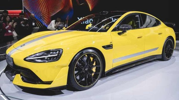 Всяка марка, която иска да се конкурира във високия клас, има нужда от солидна мощност и китайската Xiaomi, позната най-вече като производител на смартфони, направи това в началото на 2025 г. със SU7 Ultra. Моделът има три електромотора, които генерират невероятните 1526 к.с. и може да ускори до 100 км/ч за 1,98 сек. Някой би казал, че този модел не струва, но съвсем не е така. На "Нюрбургринг" той постави рекорд за най-бърз сериен електромобил с изумителните 7:04.957 мин.
