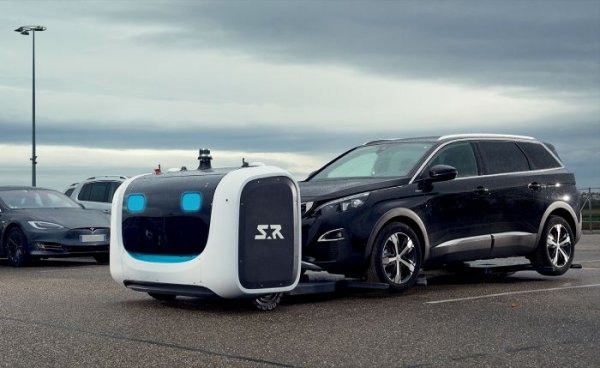 Друга интересна концепция за паркиране: специални роботи, които отвеждат колата до паркинга. Това също спестява време: водачът не трябва сам да търси място, както и място - колите са паркирани по-компактно, тъй като няма нужда да отваряте и затваряте вратите. Роботите се произвеждат от френската компания Stanley Robotics. Те представляват мобилна платформа и извършват паркирането напълно самостоятелно. Клиентът оставя колата в специален бокс и плаща таксата за паркиране на терминала. Тогава роботът Stan пристига, взима колата, откарва я на паркинга и я оставя.
